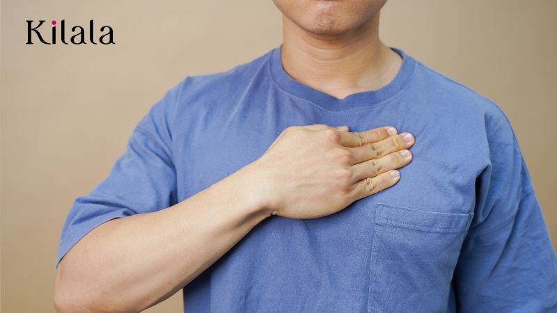 đặt tay lên ngực